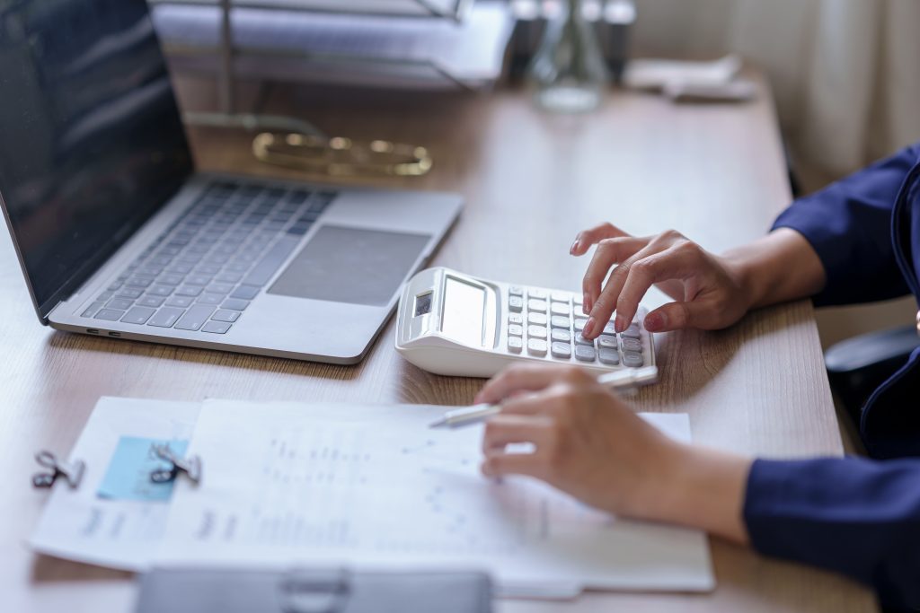 Cálculo financiero y revisión de impuestos en asesoría Grupo Ocaña
